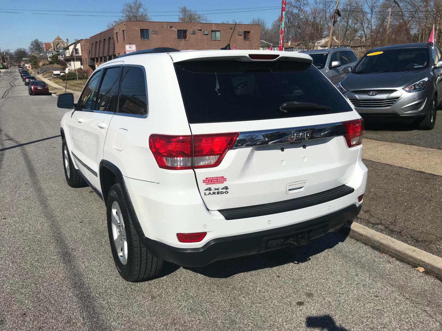 2013 White /Tan Jeep Grand Cherokee Laredo (1C4RJFAG6DC) with an 3.6 V6 engine, Automatic transmission, located at 577 Chester Pike, Prospect Park, PA, 19076, (610) 237-1015, 39.886154, -75.302338 - Photo#5